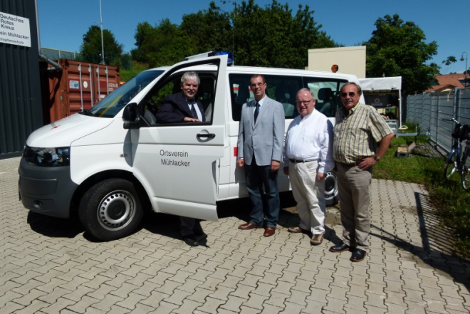 von links stehen: Thomas Krack (1. Vorstand DRK Mühlacker), Frank Schneider (Oberbürgermeister), Günter Bächle (Fraktionsvorsitzender CDU), Rolf Leo (Fraktionsvorsitzender Freie Wähler) vor dem neuen MTW.